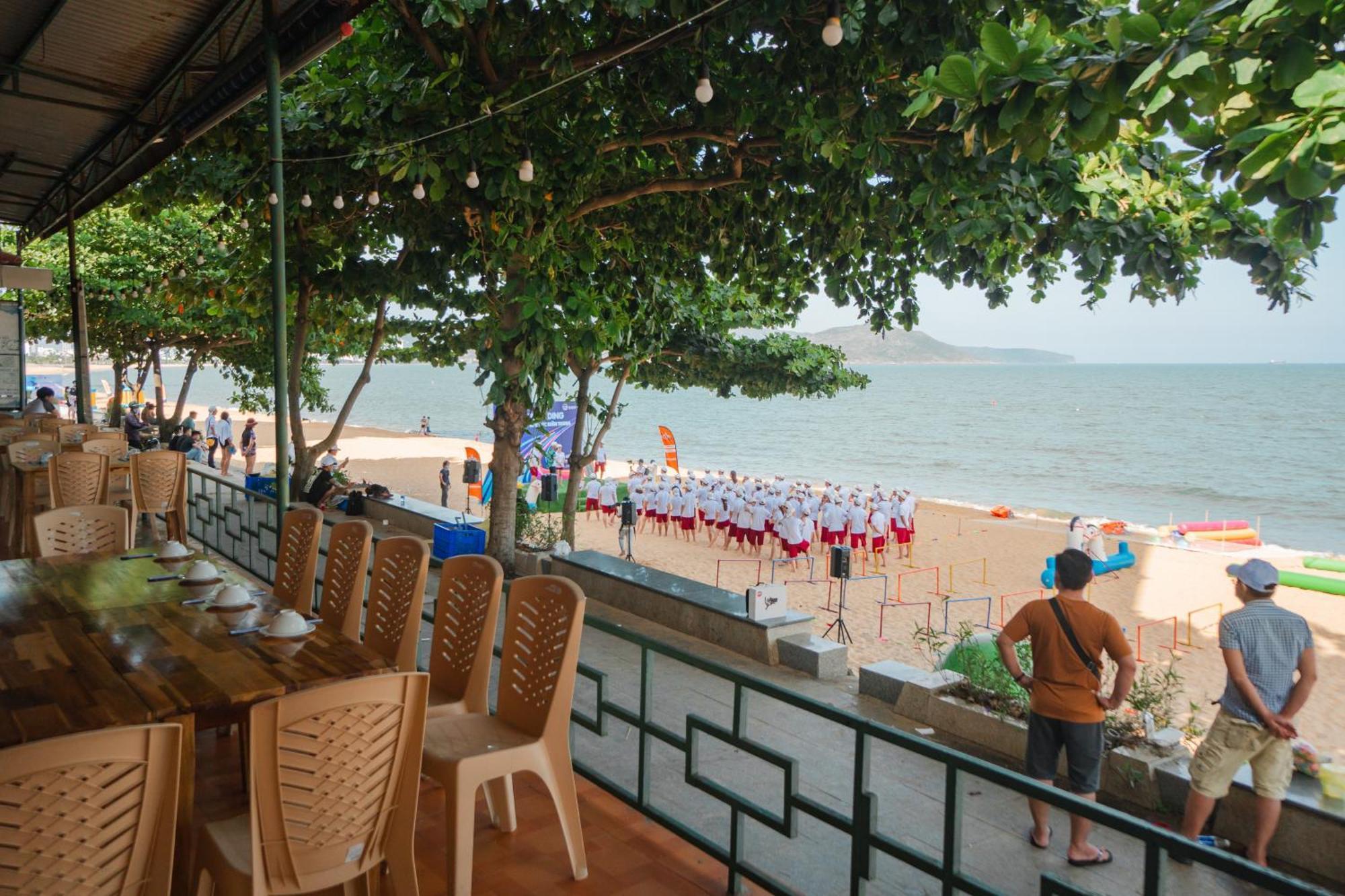 Отель Khach San Binh Duong Куинён Экстерьер фото