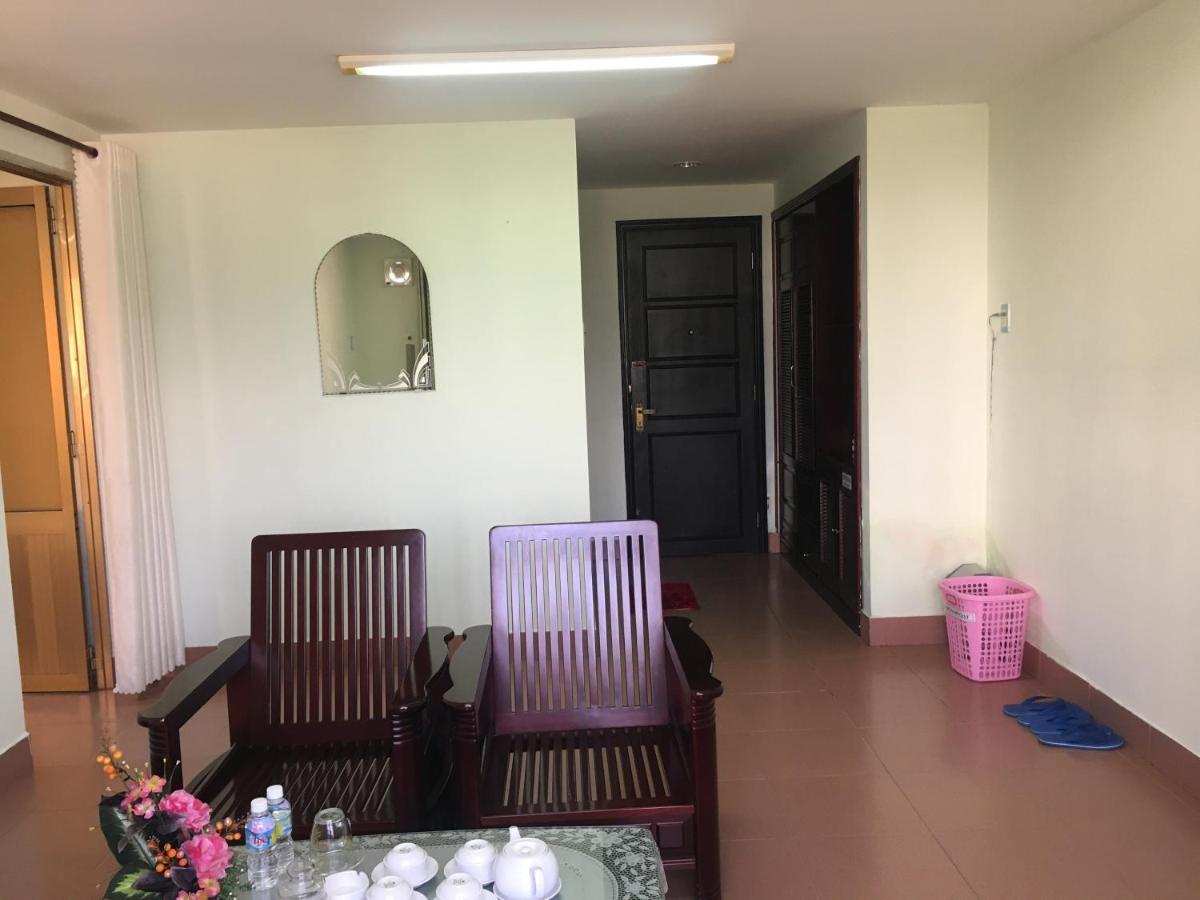 Отель Khach San Binh Duong Куинён Экстерьер фото